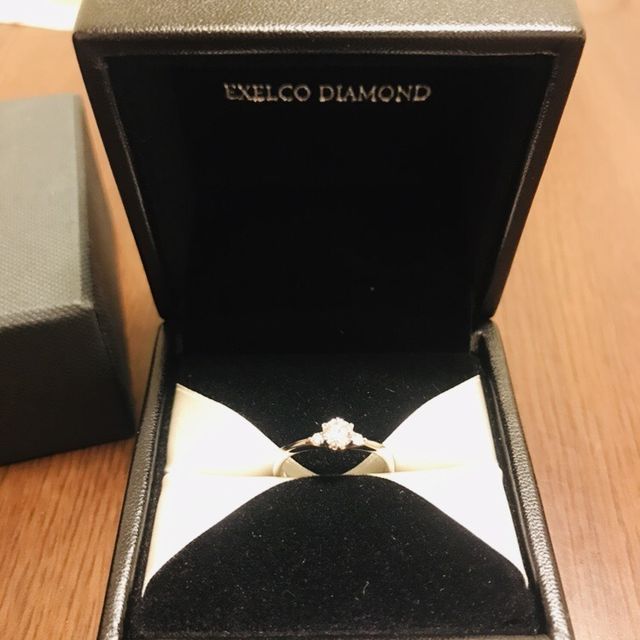 【エクセルコダイヤモンド(EXELCO DIAMOND)の口コミ】 指輪のデザインと石本体の良さ、とても輝いていて、指が細く見えるデザイ…