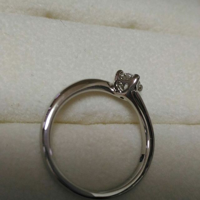 【アンジェリックフォセッテ(Angelique Fossette)の口コミ】 一粒ダイヤのシンプルなデザインを探して、何店舗か見に行きました。
シン…