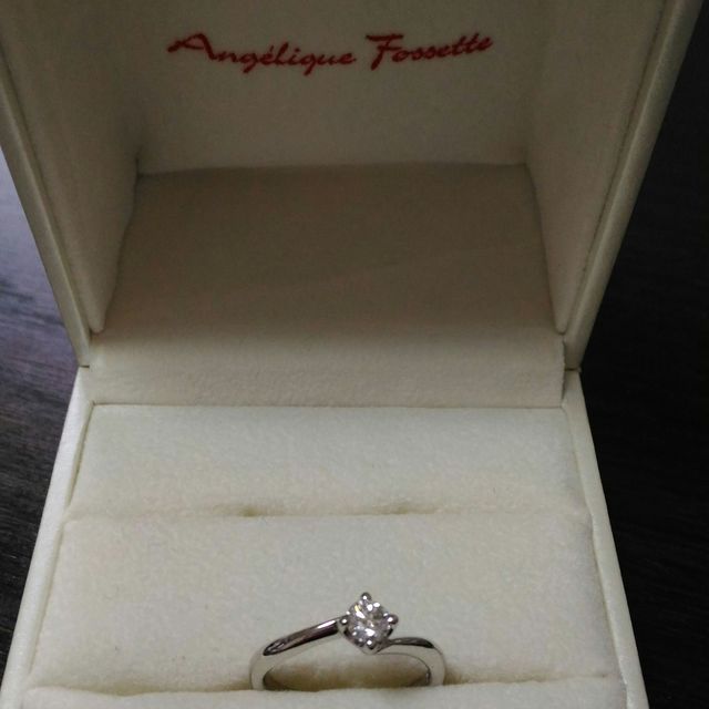 【アンジェリックフォセッテ(Angelique Fossette)の口コミ】 一粒ダイヤのシンプルなデザインを探して、何店舗か見に行きました。
シン…
