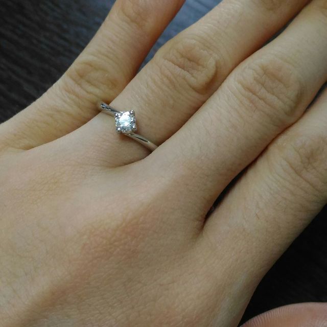 【アンジェリックフォセッテ(Angelique Fossette)の口コミ】 一粒ダイヤのシンプルなデザインを探して、何店舗か見に行きました。
シン…