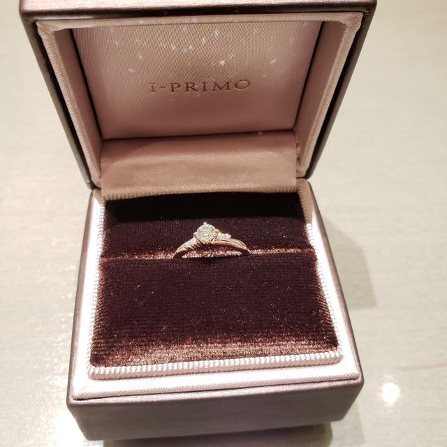 【アイプリモ(I-PRIMO)の口コミ】 斜めにダイヤがデザインされていること
指が綺麗に長く見えるデザインがよ…