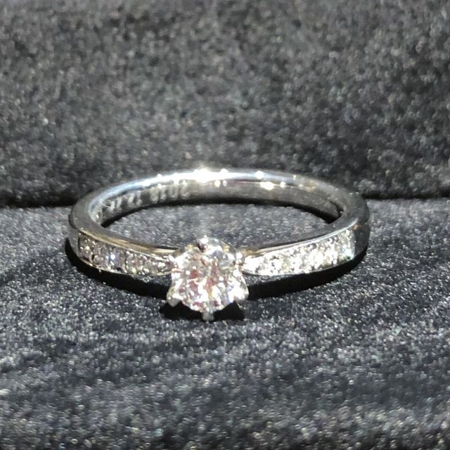 【TANZO.(鍛造指輪)の口コミ】 婚約指輪はデザインにこだわりたいと考えていたため、既製品を扱うブラン…