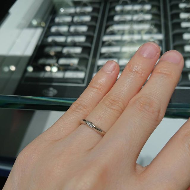 【エクセルコダイヤモンド(EXELCO DIAMOND)の口コミ】 結婚指輪は一生つけるものなので飽きの来ないストレートタイプをチョイス…
