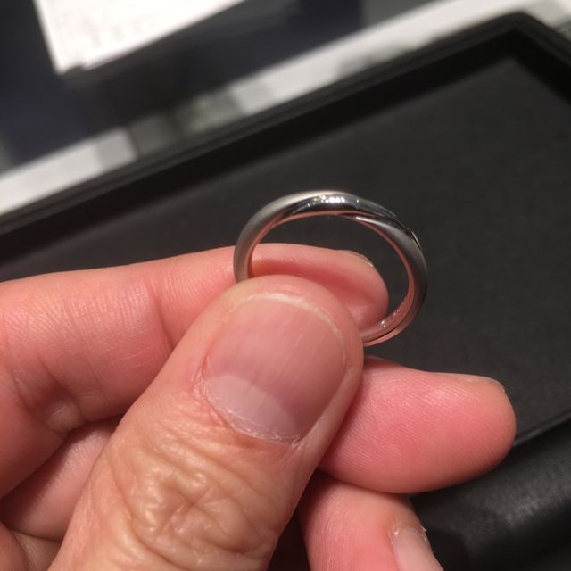 【銀座ダイヤモンドシライシの口コミ】 デザインが気に入りました。木の根っこのように絡み合っているデザインと…