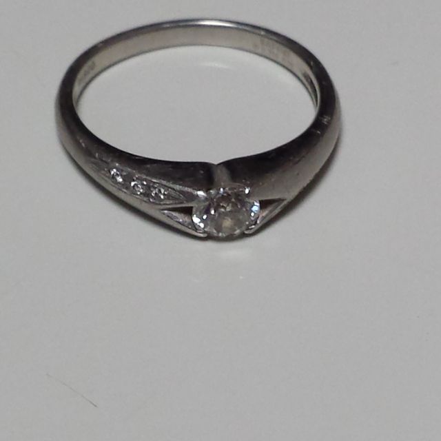 【ジュエリーツツミ(JEWELRY TSUTSUMI)の口コミ】 指が太いので真ん中のダイヤモンドが、ある程度大きい物でないとさみしい…