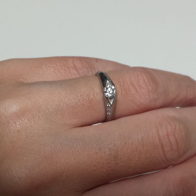 【ジュエリーツツミ(JEWELRY TSUTSUMI)の口コミ】 指が太いので真ん中のダイヤモンドが、ある程度大きい物でないとさみしい…