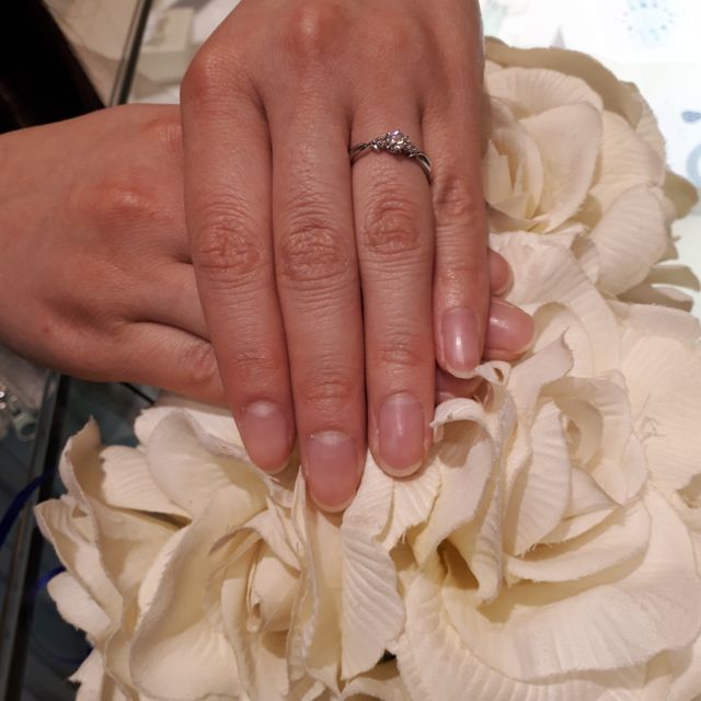 【ジュエリー東京の口コミ】 中央にメインのダイヤモンドが一つあり、両サイドに希少性の高いピンクダ…