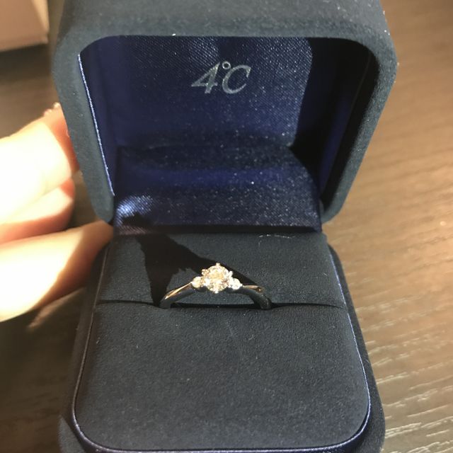 【4℃ BRIDAL(ヨンドシーブライダル)の口コミ】 センターダイアモンドだけでなく、両サイドにもダイアモンドがついていて…