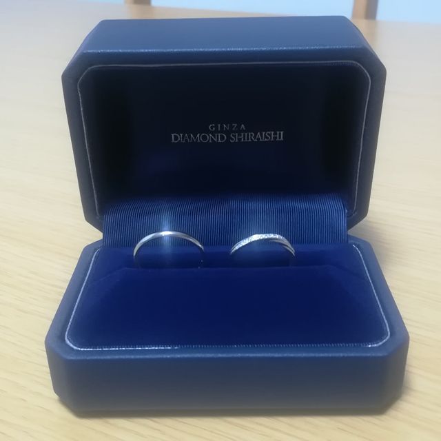 【銀座ダイヤモンドシライシの口コミ】 妻の結婚指輪と婚約指輪を2つ付けたい、という要望をかなえることのできる…