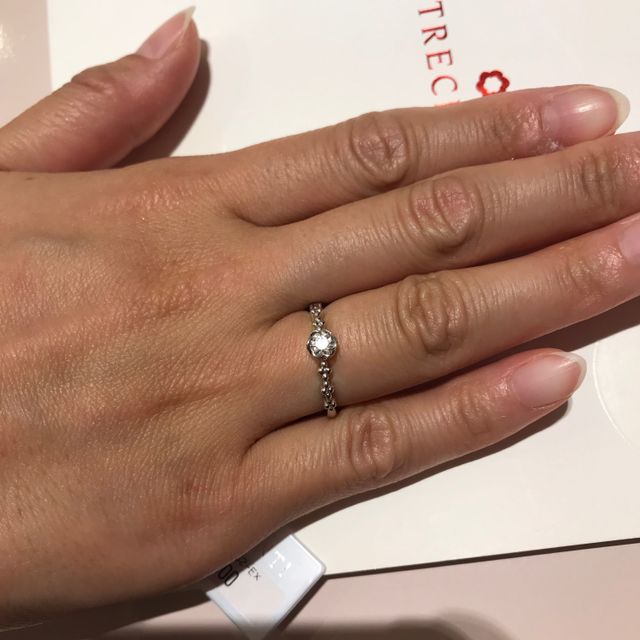 【TRECENTI(トレセンテ)の口コミ】 ダイヤが留まっている部分がお花の形になっており、とてもかわいいです。…