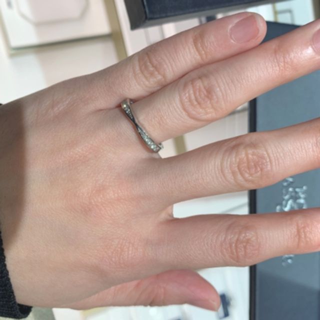 【ROYAL ASSCHER(ロイヤル・アッシャー)の口コミ】 独創的な形をしており、リボンをイメージさせるのが可愛らしいと思いまし…