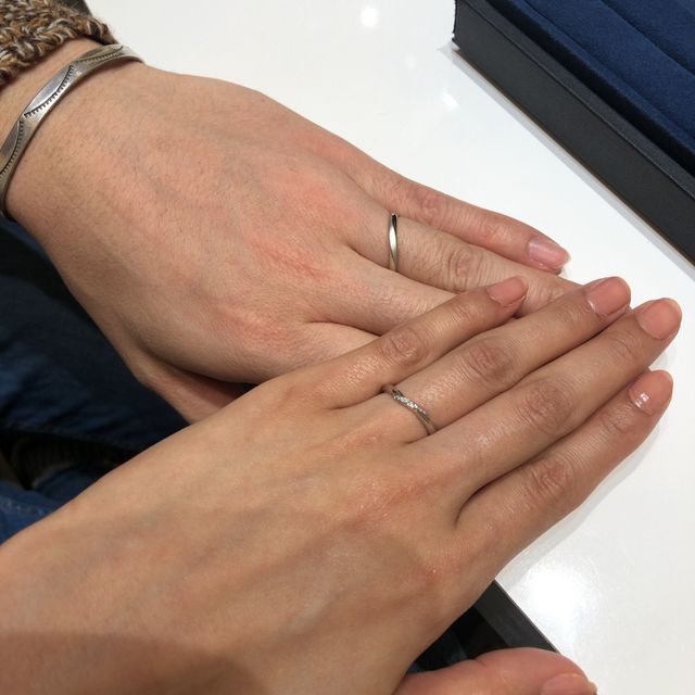 【4℃ BRIDAL(ヨンドシーブライダル)の口コミ】 デザインと指輪の太さが凄く気に入りました。
試着しても指が太く見えず、…