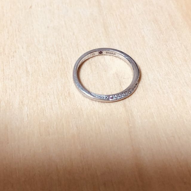 【銀座ダイヤモンドシライシの口コミ】 【指輪のデザイン】
あまり主張し過ぎない細めのデザインの指輪を探してい…