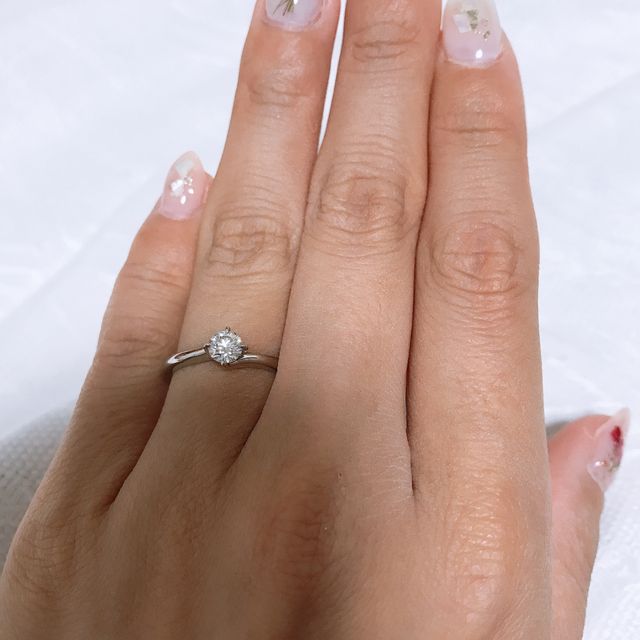 【ラザール ダイヤモンド(LAZARE DIAMOND)の口コミ】 三石か一石かすごく悩んだんですが
彼氏がこの指輪に惚れて選びました。
…