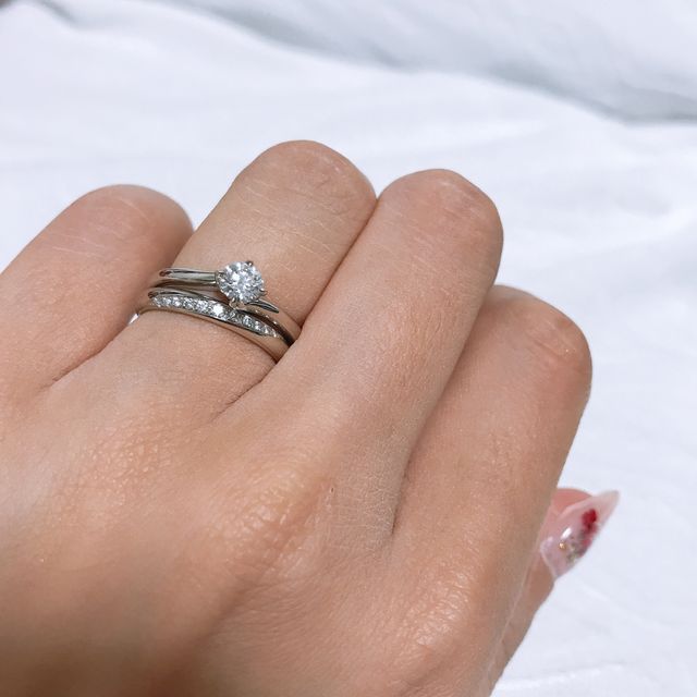 【ラザール ダイヤモンド(LAZARE DIAMOND)の口コミ】 リングはストレートタイプで、石なしよりも石が多い方がいいこと、重ね付…