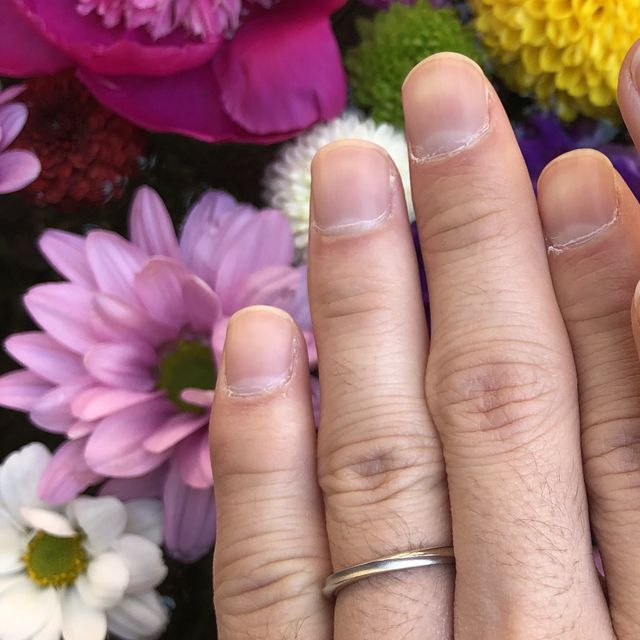 【銀座ダイヤモンドシライシの口コミ】 細めのプラチナ素材で、マット加工が入ります。オシャレで上品な印象を受…