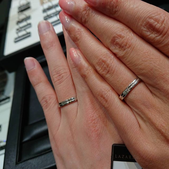 【ラザール ダイヤモンド(LAZARE DIAMOND)の口コミ】 シンプルなデザインですが、中央ミルが綺麗に映え、ペア感が非常に強いで…