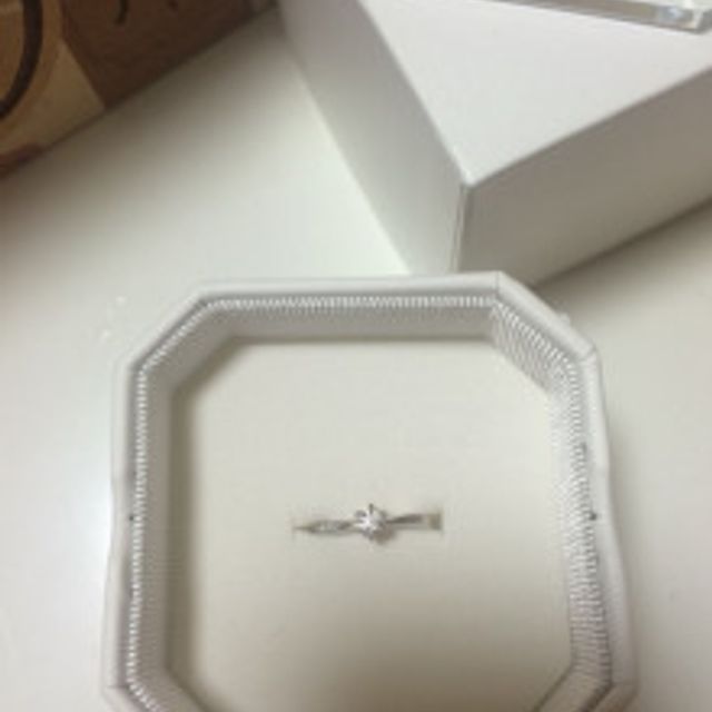 【4℃ BRIDAL(ヨンドシーブライダル)の口コミ】 定番のソリティアタイプです。Sラインのデザインなので、つけ心地がよいの…