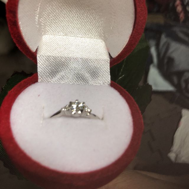 【canal4℃(カナルヨンドシー)の口コミ】 指輪のデザインがシンプルで、ハデなのが苦手な彼女に喜んでもらえると思…