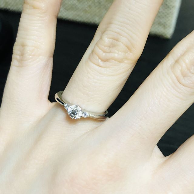 【ラザール ダイヤモンド(LAZARE DIAMOND)の口コミ】 購入前は断然一粒ダイヤのシンプルな婚約指輪を求めていました。でも、試…