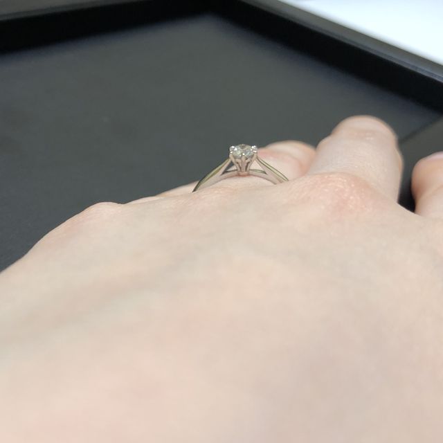 【ラザール ダイヤモンド(LAZARE DIAMOND)の口コミ】 真ん中に一粒ダイヤモンドが入っているタイプの指輪です。他の指輪と比べ…