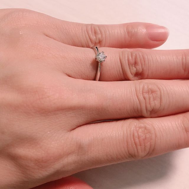 【アネリディギンザ(ANELLI DI GINZA)の口コミ】 プロポーズ用の指輪でしたが、このままで良いくらい指にフィットしていて…