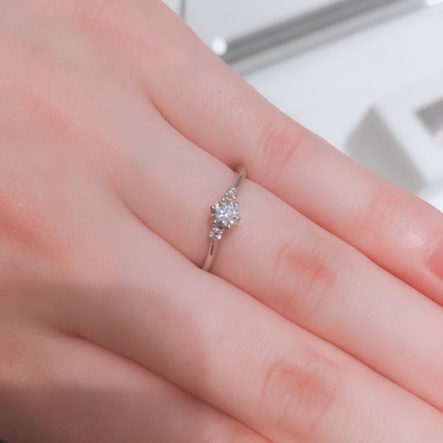 【アイプリモ(I-PRIMO)の口コミ】 v字のカーブがエレガントな雰囲気でとても魅力的です。付けると指が長く見…