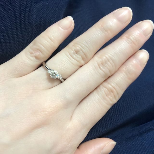 【銀座ダイヤモンドシライシの口コミ】 左右がアシンメトリーなセンターダイヤをより華やかに魅せるメレダイヤが…