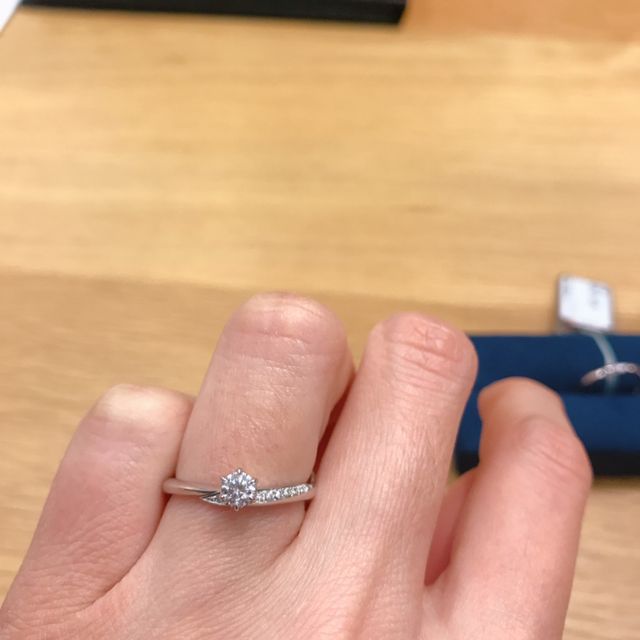 【Princess Bijou(プリンセス・ビジュー)の口コミ】 ダイヤのキラキラ感と「The 婚約指輪」のようなシンプルな雰囲気をどちら…