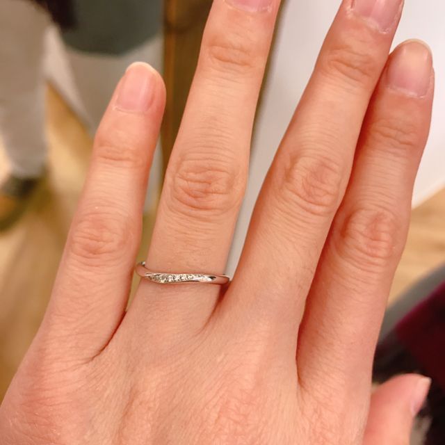 【TOMOE(トモエ)の口コミ】 ゆるやかなV字のリングラインに沿ってメレダイヤがすっと入っている点が決…