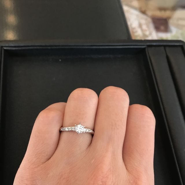 【銀座ダイヤモンドシライシの口コミ】 真ん中のダイヤモンドを引き立てるように細かいメレダイヤモンドが左から…