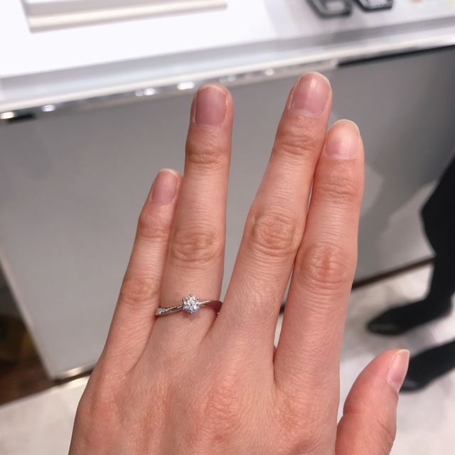 【ROYAL ASSCHER(ロイヤル・アッシャー)の口コミ】 婚約指輪ならではの贅沢なキラキラ感！そして左から右にねじるようなリン…