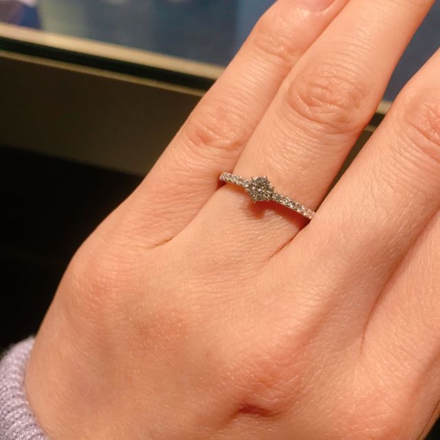 【Princess Bijou(プリンセス・ビジュー)の口コミ】 細身で、細く白く輝くメレダイヤモンドがまっすぐあしらわれているデザイ…