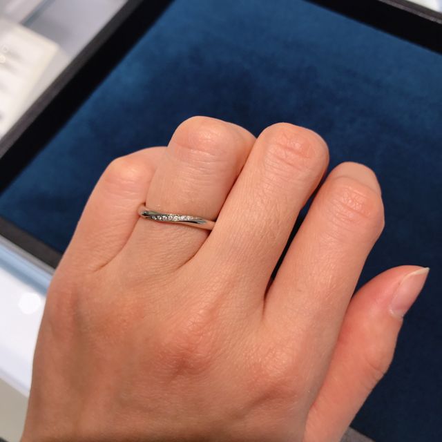 【4℃ BRIDAL(ヨンドシーブライダル)の口コミ】 ストレートに限りなく近い絶妙なカーブでとても上品な雰囲気の指輪です。…