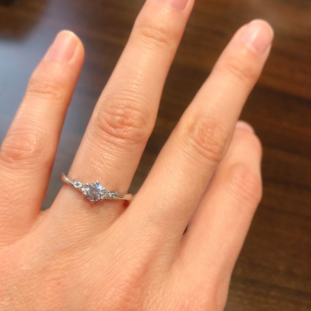 【COLANY(コラニー)の口コミ】 中央のダイヤから左右対象にねじれるようにリボンのようなラインがとても…