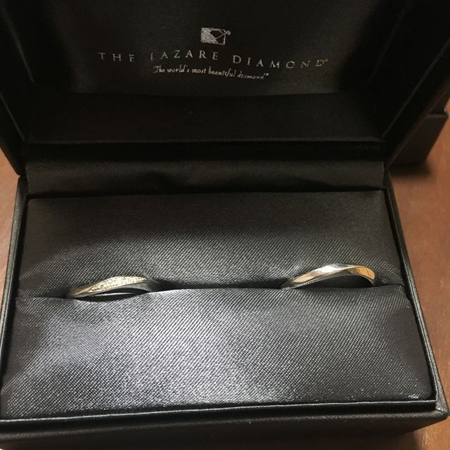 【ラザール ダイヤモンド(LAZARE DIAMOND)の口コミ】 派手すぎず地味すぎずだったのでこちらにしました。
シンプルなものが良か…