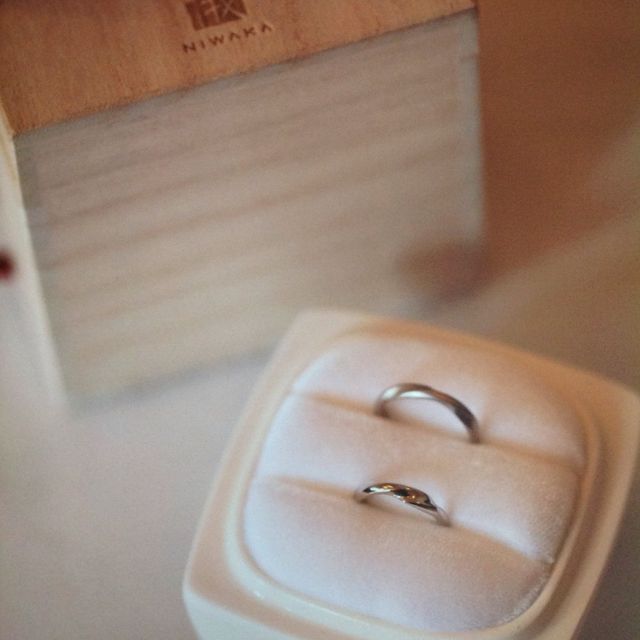 【俄(にわか)の口コミ】 メビウスの輪をモチーフにしたデザインに惹かれました。結婚指輪は毎日身…