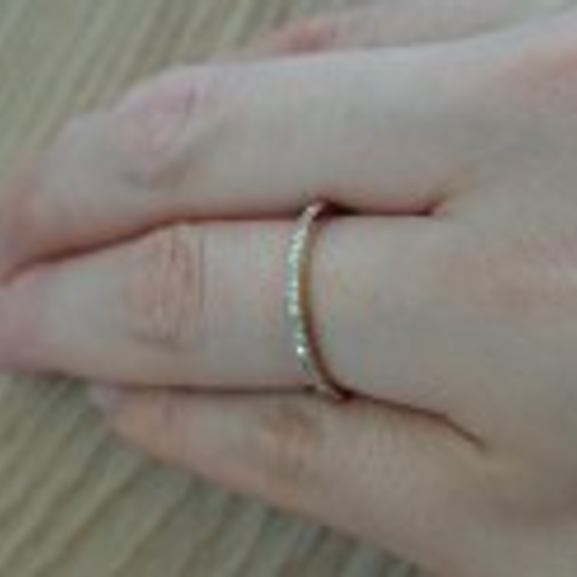 【Tanje(タンジェ)の口コミ】 地金がイエローゴールドで細い、ダイヤモンドのフルエタニティリングを探…