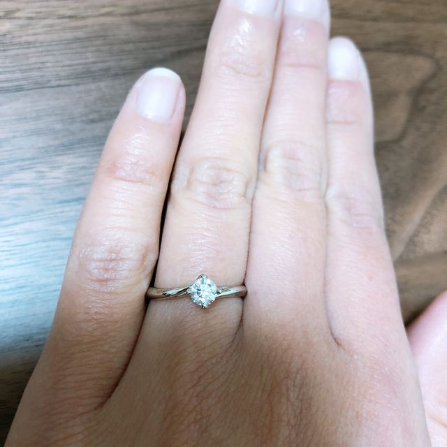 【銀座ダイヤモンドシライシの口コミ】 指輪のデザインが気に入りました。
面長のダイヤが輝きをましているように…