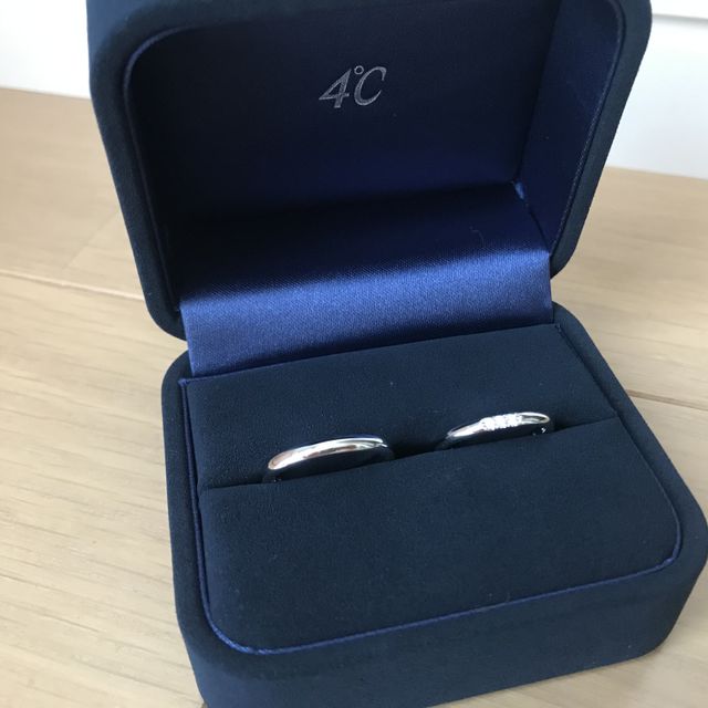 【4℃ BRIDAL(ヨンドシーブライダル)の口コミ】 指輪に程よい丸みがあって、着け心地が抜群でした。同じ4°Cの指輪でも…