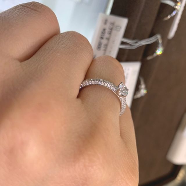 【CHARMY(チャーミー)の口コミ】 キラキラとしたゴージャスなデザインでありながら値段がそれほど高くない…