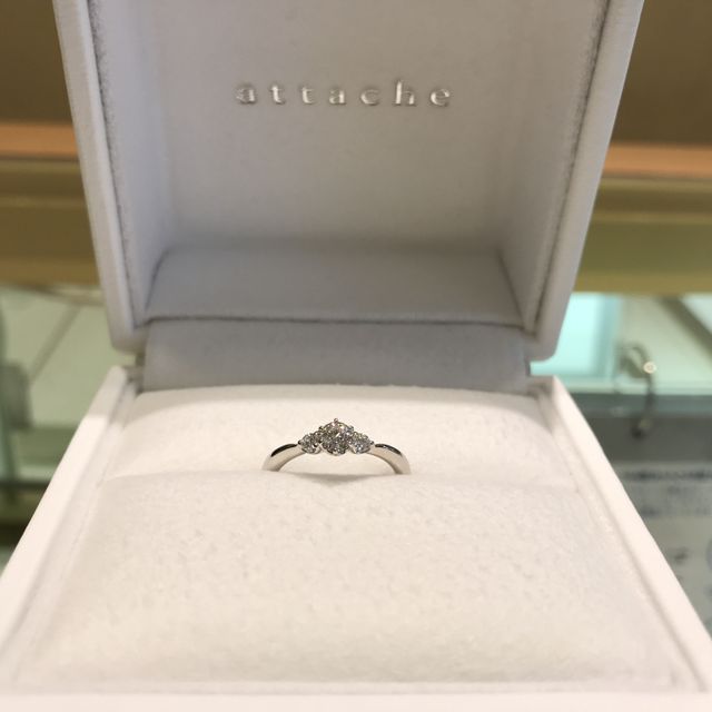 【ジュエリー東京の口コミ】 ストレート脇石付リングにしようと考えておりましたが、Vラインのリングの…