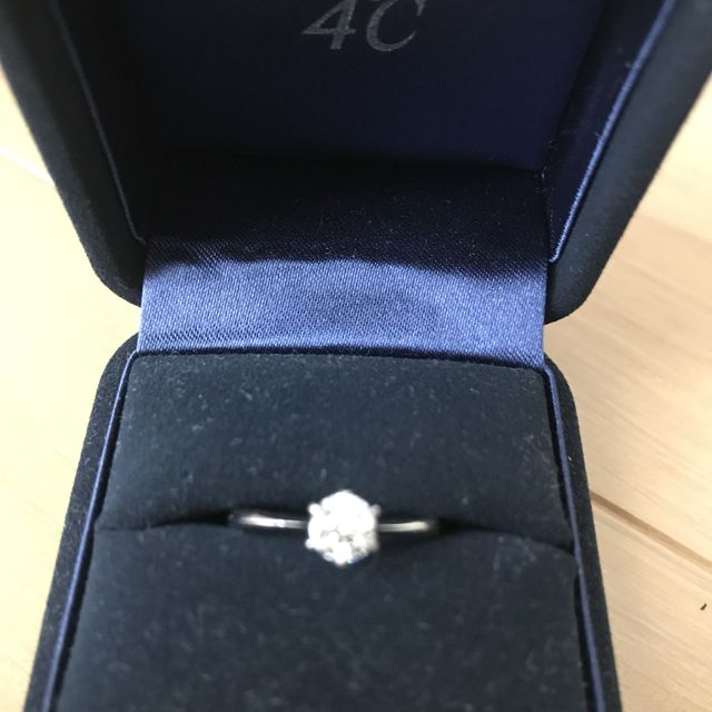 【4℃ BRIDAL(ヨンドシーブライダル)の口コミ】 ダイヤモンドの輝きが際立つ4カラットにしました。
いろいろなデザインや…