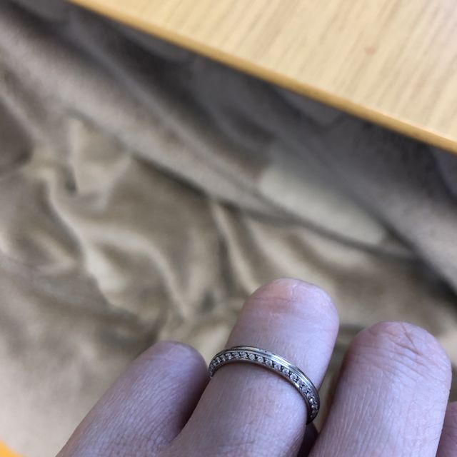 【4℃ BRIDAL(ヨンドシーブライダル)の口コミ】 半分がハーフエタニティーのダイアで埋まっていて、上下リバーシブルで使…