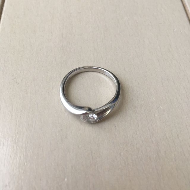 【LUCIE(ルシエ)の口コミ】 他にはあまりない交差しているような感じの上にダイヤモンドがのっている…