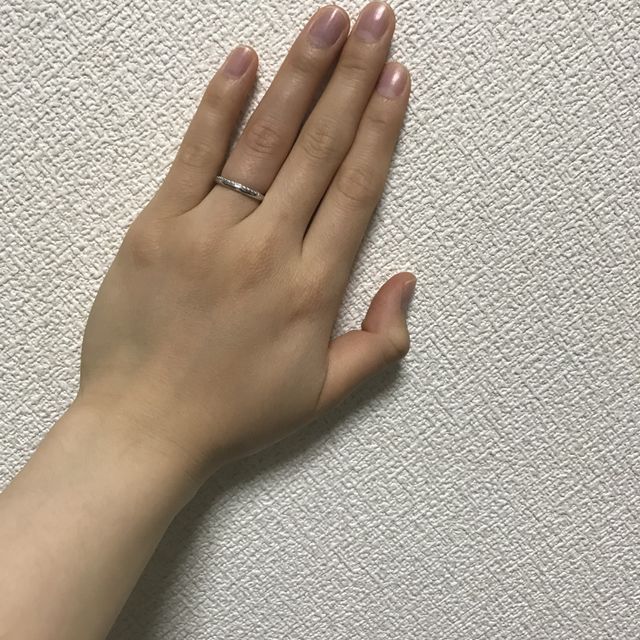 【アイプリモ(I-PRIMO)の口コミ】 シンプルな結婚指輪を探していました。これは側面にダイヤが沢山入ったデ…