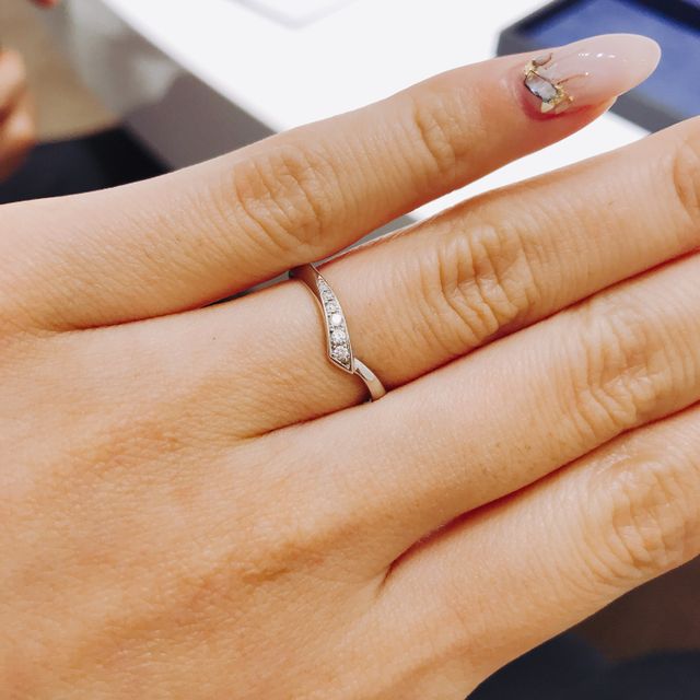 【4℃ BRIDAL(ヨンドシーブライダル)の口コミ】 デザインで決めました！

店員さんに色々出してもらい
沢山付けたんですが…