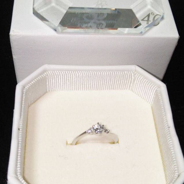 【4℃ BRIDAL(ヨンドシーブライダル)の口コミ】 ブランドは大好きな4℃と決めていました！「THE婚約指輪」というデザインの…