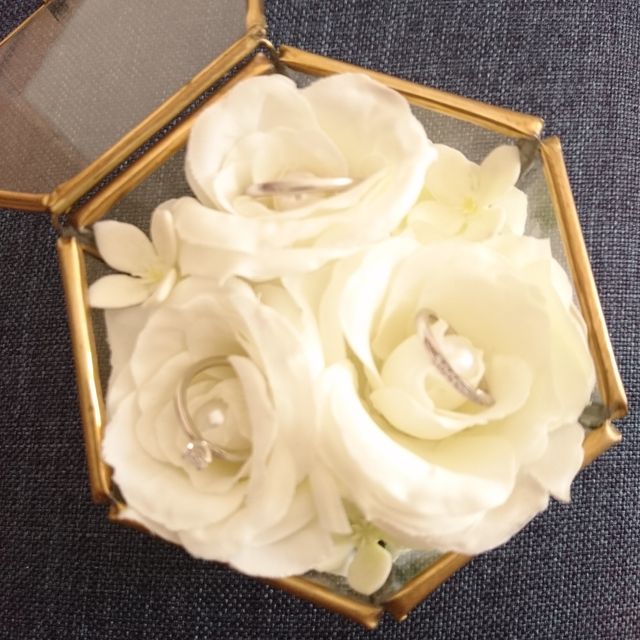 【俄(にわか)の口コミ】 流れるような美しいデザインに一目惚れ。実物も着用させて頂き、石の大き…