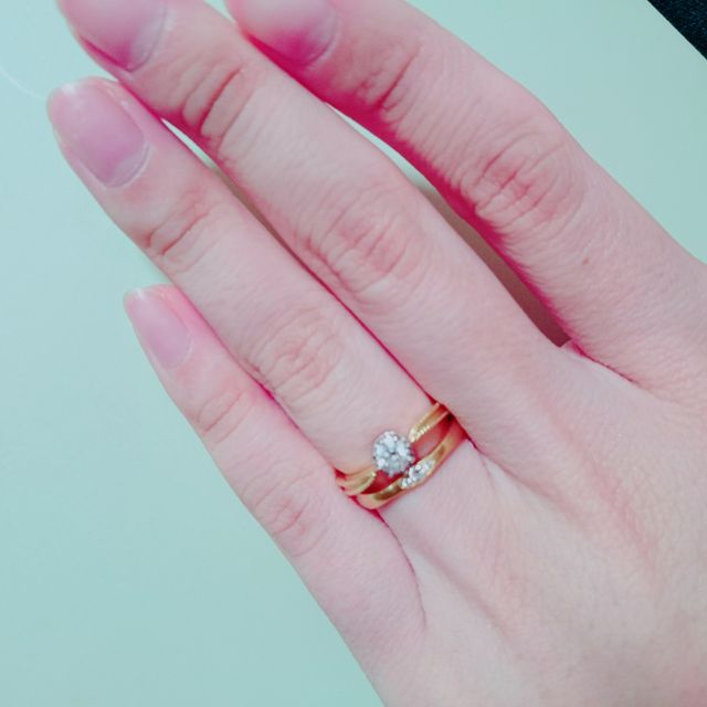 【ENUOVE(イノーヴェ)の口コミ】 婚約指輪は真ん中になるにつれて
ななめにカットされてることで
指が細く…